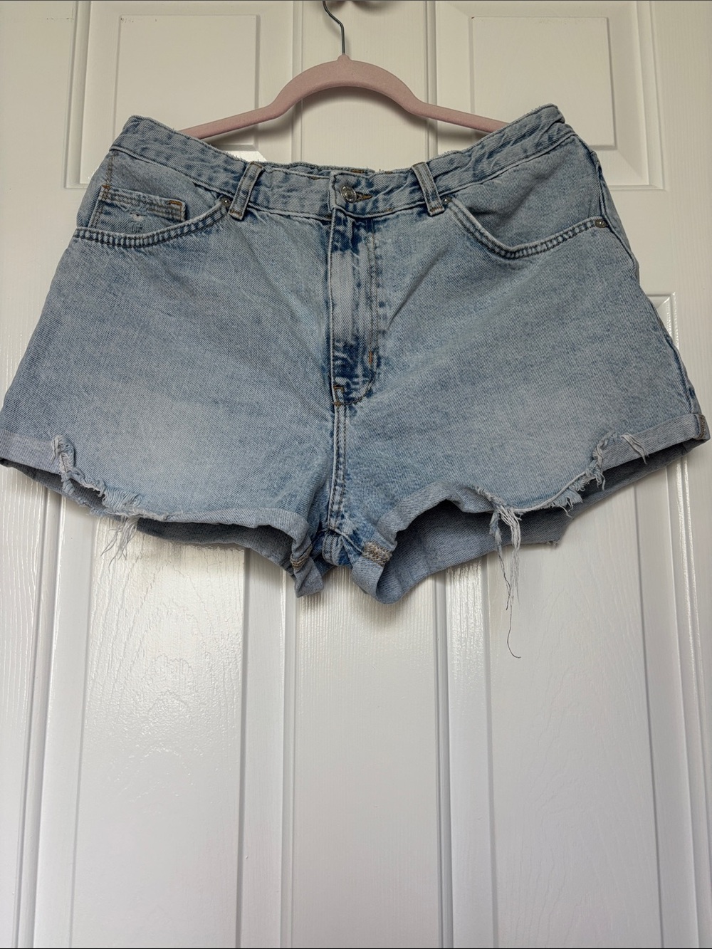 We The Free - Free People Light Wash Denim Cutoff Shorts Distressed. Size 30